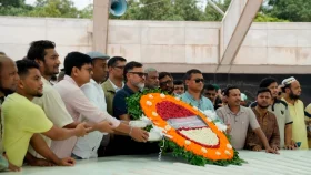 বেগম খালেদা জিয়ার সমাধিতে ডিএনসিসি প্রশাসকের শ্রদ্ধা