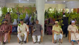 উপহারের গাছের ফল দিয়ে ৫ বছরের বেতন মৌকুফ পেলেন শিক্ষার্থী