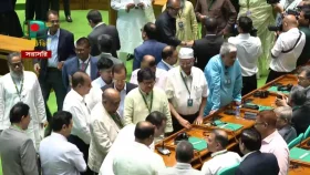 লাইন ধরে ভোট দিচ্ছেন এমপিরা, করছেন খোশ গল্প 