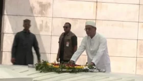 জিয়াউর রহমান ও খালেদা জিয়ার সমাধিতে নবনির্বাচিত রাষ্ট্রপতি মির্জা ফখরুলের শ্রদ্ধা  