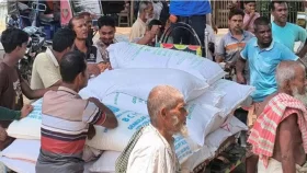 সরকারি দামে মিলছে না সার, বস্তাপ্রতি ৬০০ টাকা বেশি নেওয়া হচ্ছে