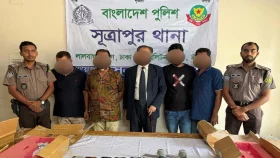 দোকানে অস্ত্র রেখে ব্যবসায়ীকে ফাঁসানোর চেষ্টা, ধরা পড়লেন নিজেরাই