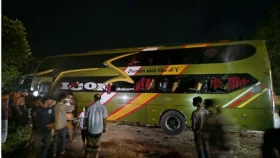 চলন্ত এসি বাসে আগুন, জানালার কাচ ভেঙে যাত্রীদের উদ্ধার করলো স্থানীয়রা