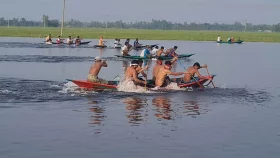 নন্দন বিলে নৌকাবাইচ উপভোগ করলো হাজারো দর্শনার্থী