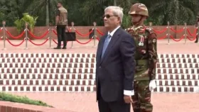 জাতীয় স্মৃতিসৌধে নতুন রাষ্ট্রপতি মির্জা ফখরুলের শ্রদ্ধা