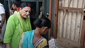 শিশুর জন্য ফুটপাতে দুধ গরম করছিলেন গৃহহীন মা, মন্ত্রীর ধমকে তীব্র বিতর্ক