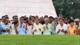 জিয়াউর রহমান ও খালেদা জিয়ার সমাধিতে রিজভী-জহির উদ্দিন স্বপনের শ্রদ্ধা