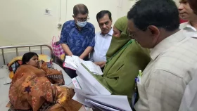 হাসপাতালে মজুত থাকলেও রোগীকে স্যালাইন না দেওয়ায় টাকা ফেরত দিলেন স্বাস্থ্যমন্ত্রী