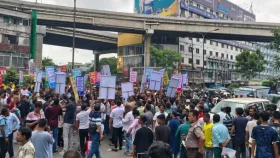 স্লিপার বাসের বৈধতার দাবিতে বিক্ষোভ