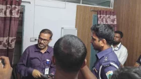 সরকারি হাসপাতালে রোগী রেখে ডায়াগনস্টিক সেন্টারে চিকিৎসক, ঘেরাও করেছে স্থানীয় জনতা
