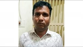 সরকারি গোডাউনের ৩২৭ টন সার অবৈধভাবে বিক্রি করে দিলেন স্টোরকিপার