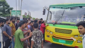 এবার আন্দোলনে থ্রি-হুইলার চালকরা, বরিশালে আজও চলছে না বাস
