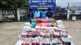 শুল্ক ফাঁকি দিয়ে ঢাকায় আনা বিপুল পরিমাণ ভারতীয় শাড়ি জব্দ