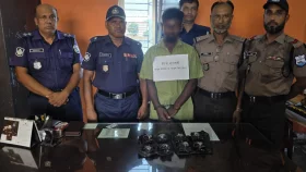 নৌ পুলিশের অভিযান: সাড়ে ৭ হাজার ইয়াবা ও ট্রলারসহ একজন গ্রেফতার