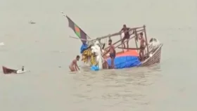 ট্রলারডুবির স্থানের ৩ কিলোমিটার দূরে মিললো একজনের লাশ, এখনও নিখোঁজ ৪