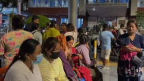 মধ্যরাতেও কাঠমান্ডুর হাসপাতালের সামনে নিখোঁজদের স্বজনদের ভিড়