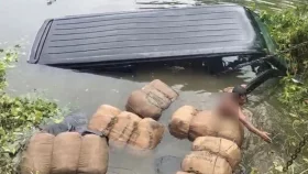 পুলিশের ধাওয়ায় মাইক্রোবাস পড়লো পুকুরে, এরপর ভেসে উঠলো ৯ বস্তা গাঁজা