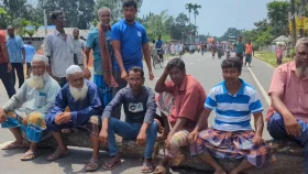 আলু সংরক্ষণে কেজিতে ভাড়া ৫ টাকা নির্ধারণের দাবিতে সড়ক অবরোধ করে বিক্ষোভ 