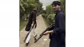 খেলনা বন্দুক হাতে ভিডিও বানানো সেই দুই তরুণ আটক