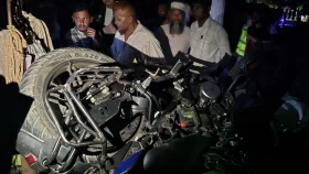 বাসের ধাক্কায় সড়কে ঝরলো ৩ বন্ধুর প্রাণ 