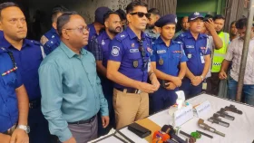 ক্রেতা সেজে যোগাযোগ করলো পুলিশ, গিয়ে দেখলো অটোরিকশার গ্যারেজ অস্ত্র তৈরির কারখানা