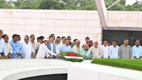 বিএনপির প্রতিষ্ঠাবার্ষিকীতে জিয়াউর রহমান-খালেদা জিয়ার সমাধিতে তারেক রহমানের শ্রদ্ধা 