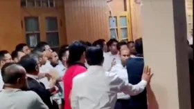 দলের প্রতিষ্ঠাবার্ষিকীতে সংঘর্ষে জড়ালেন বিএনপিপন্থি আইনজীবীরা, নেপথ্যে কী