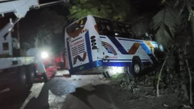 ইজিবাইকের ওপর উল্টে পড়লো বাস, নিহত ৪
