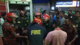 বিকল ট্রাকের নিচে কাজ করছিলেন কয়েকজন, আরেক গাড়ির ধাক্কায় নিহত ২