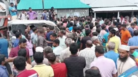 সারের জন্য কৃষকের শোরগোল, সড়ক অবরোধের চেষ্টা