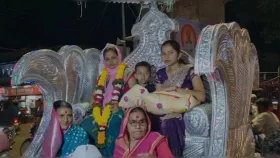 ২০০ বছর পর পরিবারে কন্যাসন্তানের জন্ম, সাজানো রথে চড়িয়ে রাজকীয় বরণ