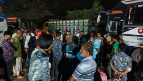 গ্যাস না পেয়ে মহাসড়ক অবরোধ করলেন অটোরিকশার চালকরা