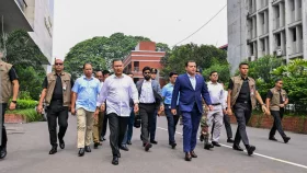 সচিবালয় থেকে পায়ে হেঁটে ওসমানী স্মৃতি মিলনায়তনে প্রধানমন্ত্রী