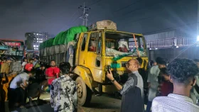 শ্রমিক নিহতের প্রতিবাদে অবরোধ, ঢাকা-চট্টগ্রাম মহাসড়কে ১৫ কিলোমিটার যানজট
