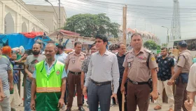 ফুটপাত দখল ও অস্বাস্থ্যকর পরিবেশে ব্যবসা, ডিএসসিসির অভিযানে জরিমানা