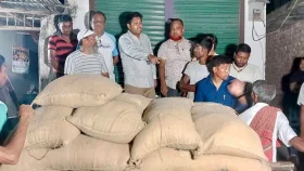 রিলিফের সরকারি চাল ব্যবসায়ী গুদামে, বললেন ‘লোভে পড়ে করেছি’