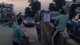 লংমার্চের গাড়িবহরকে লালকার্ড দেখালেন তিনি