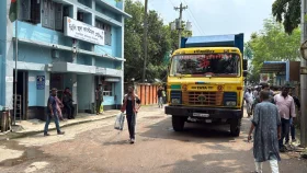 টানা ৫দিন বন্ধের পর হিলি স্থলবন্দরে ফিরলো কর্মচাঞ্চল্য, শুরু আমদানি-রফতানি