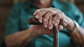 বয়সবাদকে হারিয়ে কীভাবে দীর্ঘায়ু হবেন