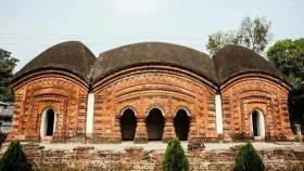 পুঠিয়ার প্রাচীন মন্দিরপল্লিতে অনন্য স্থাপত্যের বড় আহ্নিক মন্দির