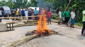 সারের জন্য বিক্ষোভ-অবরোধ, ‌‘তৃতীয় পক্ষের ষড়যন্ত্র’ বলছেন কৃষি বিভাগের উপপরিচালক