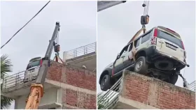 চুরি ঠেকাতে ক্রেন দিয়ে দুই তলার ছাদে তোলা হলো নতুন গাড়ি