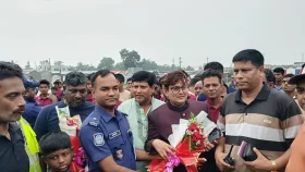 হেলিকপ্টার থেকে নামা ব্যক্তিকে ফুল দিয়ে শুভেচ্ছা ওসির, পরে যা বললেন