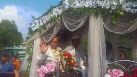 ৩৭ বছর পড়ানো শিক্ষক বাড়ি ফিরলেন ঘোড়ার গাড়িতে চড়ে