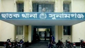 দোকান বন্ধ করে বাড়ি ফেরার পথে ৩ জনকে ছুরিকাঘাত   