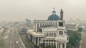 দাবানল-বিষাক্ত ধোঁয়ায় অতিষ্ট ইন্দোনেশিয়ায় বৃষ্টির জন্য হাহাকার