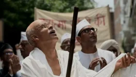 মহাত্মা গান্ধীর ২১ দিনের গল্পে সিনেমা, গান্ধীর লুকে প্রশংসায় মনোজ বাজপেয়ি