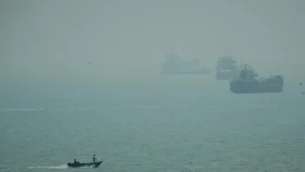 মার্কিন হামলায় ইরানের ৫ ট্যাংকার ধ্বংস, জর্ডানে তেহরানের ক্ষেপণাস্ত্র জবাব