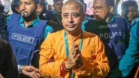 মায়ের মৃত্যুতে ৫ ঘণ্টার জন্য প্যারোলে মুক্তি পেলেন চিন্ময় দাস