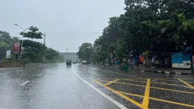 সকালে বৃষ্টিতে ভিজলো রাজধানী